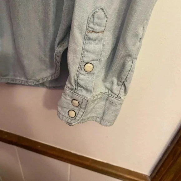 American Eagle Outfitters Pearl Snap denim Long Sleeve Button Down Shirt M EUC - Picture 4 of 4